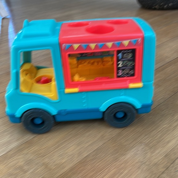 Fisher-Price Little People Serve It Up Food Truck Musical Vehicle with 2 Figures - Picture 3 of 6